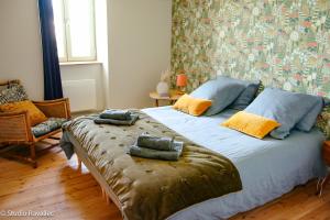 a bedroom with a bed with two pillows on it at Gîte ty nina rosa in Penmarcʼh
