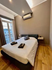 - une chambre avec un lit et 2 serviettes dans l'établissement AMAZING NEW SUITE WITH BEAUTIFUL VIEW from Moscova Suites apartments group, à Milan