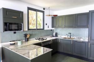 Kuchyň nebo kuchyňský kout v ubytování Villa T4 avec piscine, 6 à 8 personnes