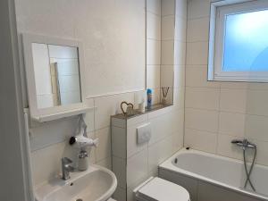 Baño blanco con lavabo y aseo en NES 1 - nähe Freiheitshalle Hof en Hof