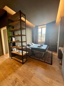 een slaapkamer met een bed en een boekenplank bij NEW LUXURY STUNNING BILO APARTMENT IN THE HEART OF MILAN MOSCOVA in Milaan