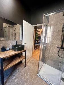 uma casa de banho com um lavatório e uma cabina de duche em vidro. em NEW LUXURY STUNNING BILO APARTMENT IN THE HEART OF MILAN MOSCOVA em Milão