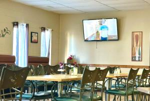 TV a/nebo společenská místnost v ubytování Lacombe Motor Inn