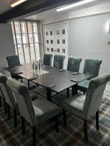 einen Konferenzraum mit einem großen Tisch und Stühlen in der Unterkunft The Townhouse Chester in Chester