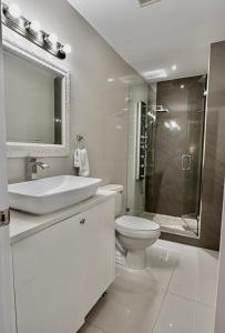 een badkamer met een toilet, een wastafel en een douche bij Casa Wynwood Miami in Miami