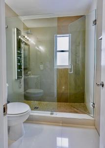 een badkamer met een toilet en een glazen douche bij Casa Wynwood Miami in Miami