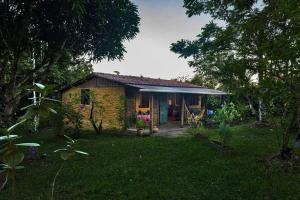 Casa RÚSTICA de 2 QUARTOS sendo 1 suíte, há 2,5km da VILA e 3,9km da praia do PÉ DE SERRA em Serra Grande