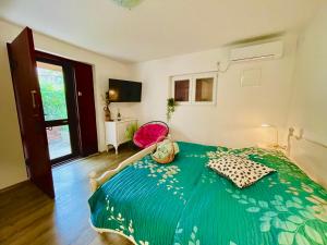 Katil atau katil-katil dalam bilik di Lovely flower small house for two by the sea +24 gambar