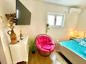 Televisyen dan/atau pusat hiburan di Lovely flower small house for two by the sea