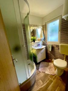 Bilik mandi di Lovely flower small house for two by the sea