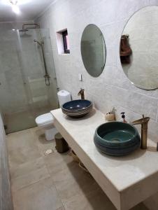y baño con lavabo, aseo y espejo. en desert splendor camp & jeep tours, en Wadi Rum