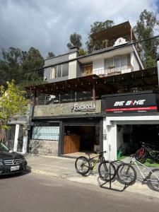 een paar fietsen geparkeerd voor een gebouw bij St. Gallen Haus in Quito