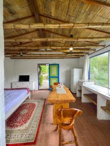 een kamer met een bed en een tafel en een bed en een bed bij Casa Currucutu Salento in Salento
