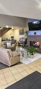 a living room with a couch and a fireplace at Grizzly Inn in Great Falls