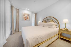 um quarto branco com uma cama e uma janela em Elegant 2-Bed by Lyneham Wetlands near the CBD em Camberra
