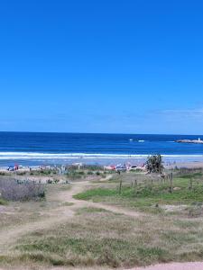 une plage avec l'océan en arrière-plan dans l'établissement Casa Amarilla con Jacuzzi, à Punta del Diablo