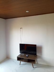 a living room with a tv on a wall at Cabanas Zamoray 