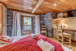 a bedroom with a large bed in a room at Chalet Les Champs Du Pont - Chalets pour 15 Personnes 591 in Tignes