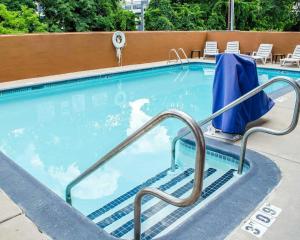 uma piscina com uma toalha azul e uma cadeira em Comfort Inn Mechanicsburg - Harrisburg South em Mechanicsburg