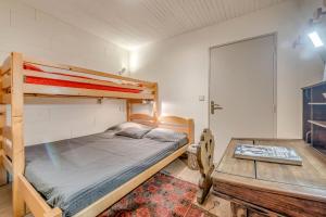 a bedroom with a bunk bed and a table at Résidence Glaciers - 2 Pièces pour 5 Personnes 721 in Tignes