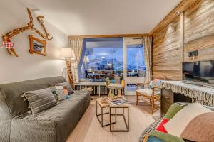 a living room with a couch and a fireplace at Résidence Glaciers - 2 Pièces pour 5 Personnes 721 in Tignes