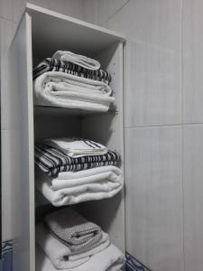 a closet filled with white towels in a bathroom at Apartamento Candelaria in Zamora