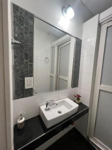 a bathroom with a sink and a large mirror at Departamento Mis Nonos 3 in Mendoza