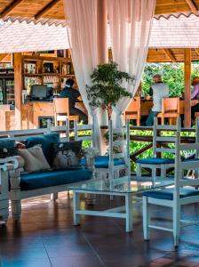 Posezení v ubytování Guacamayos Hotel