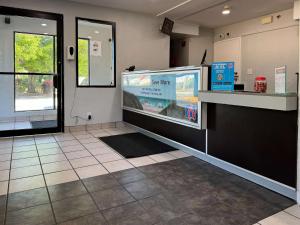 a waiting room with a large fish tank at Motel 6-Bradenton, FL in Bradenton