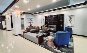 a living room with a couch and a fireplace at Best Western Plus JFK Inn & Suites in North Little Rock