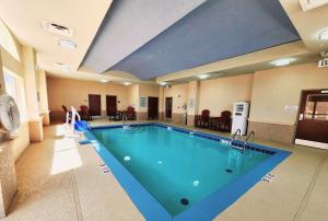 - une grande piscine dans une chambre d'hôtel dans l'établissement Best Western Plus JFK Inn & Suites, à North Little Rock