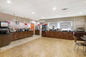 a large room with aasteryasteryasteryasteryasteryasteryasteryasteryasteryasteryastery at Best Western Plus Brunswick Inn & Suites in Brunswick