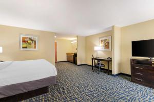 ein Hotelzimmer mit einem Bett und einem Flachbild-TV in der Unterkunft Best Western Plus Brunswick Inn & Suites in Brunswick