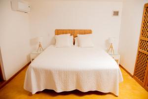 - une chambre dotée d'un lit blanc avec des draps et des oreillers blancs dans l'établissement Jasmine La Playita - Ocean Front, à Las Galeras