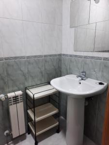 a bathroom with a sink and a mirror at Apartamento Candelaria in Zamora