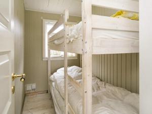 Łóżko piętrowe w pokoju z drabiną w obiekcie Holiday home Vejby XXVII w mieście Vejby