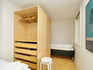 um quarto com um closet com uma cama em Holiday home Ølsted III em Ølsted