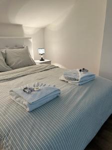 1 Schlafzimmer mit 2 Handtüchern auf einem Bett in der Unterkunft House Inn in Pirot