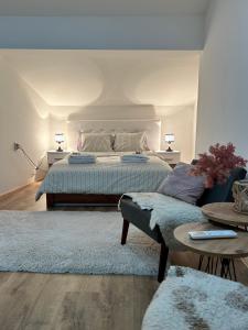 ein Schlafzimmer mit einem Bett, einem Tisch und einem Sofa in der Unterkunft House Inn in Pirot