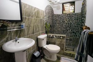 Hotel Swell Pavones في بافونيس: حمام مع مرحاض ومغسلة
