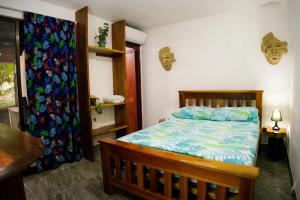 um quarto com uma cama num quarto em Hotel Swell Pavones em Pavones