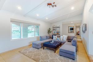 uma sala de estar com um sofá azul e uma mesa em Tamarisk Mountain View #5627 em Palm Springs
