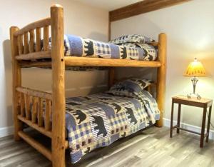 una camera con 2 letti a castello e un letto di Hot Tub-Mountain View-Secluded-Entire Private Floor a Seeley Lake