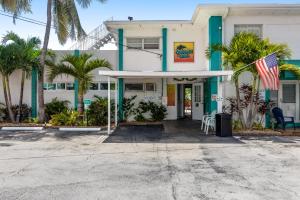 un edificio con una bandera americana delante de él en KCB Canal Livin', en Key Colony Beach