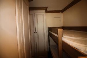 sypialnia z 2 łóżkami piętrowymi i szafą w obiekcie Résidence Palafour - Studio pour 4 Personnes 181 w mieście Tignes