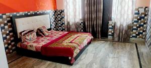 Postel nebo postele na pokoji v ubytování Hotel O J T Red Star