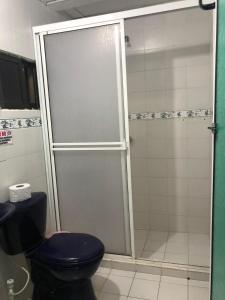 een douche met een blauw toilet in een badkamer bij Mary playas coveñas in Coveñas
