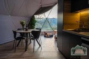 Kuchyň nebo kuchyňský kout v ubytování Dome in Nature + 18 fotografií