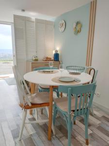 ein Esszimmer mit einem Tisch und Stühlen in der Unterkunft Domaine de la Crête . Suite COSY Les CoCottes ZEN in Saint-Jean-de-Thurac