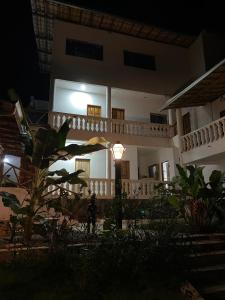 uma casa à noite com uma pessoa de pé na frente dela em Villa Manga Rosa em Lençóis